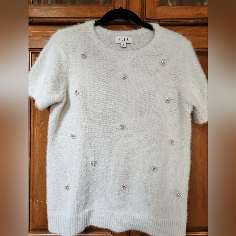 ELLE Size Medium Fuzzy Sweater